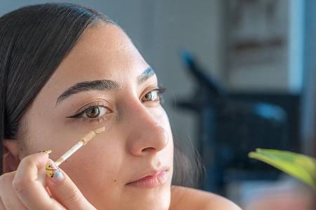Dieser Trick hilft gegen Concealer-Creasing Dieser Trick hilft gegen Concealer-Creasing