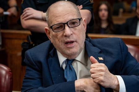 Während Prozess: Harvey Weinstein fordert Verlegung ins Krankenhaus Während Prozess: Harvey Weinstein fordert Verlegung ins Krankenhaus