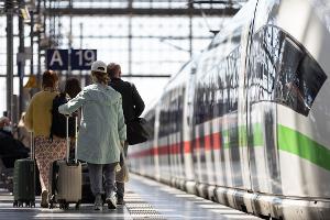 Über Ostern ist es stets voll auf den Bahnhöfen und in den Fernzügen der Deutschen Bahn. (Archivbild)