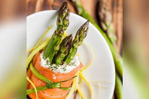 Grüner Spargel ummantelt mit Lachs und Frischkäse