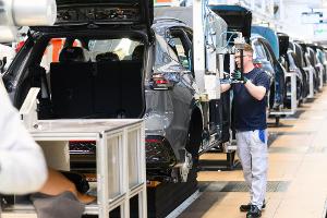 Autoproduktion in Wolfsburg: Wegen hoher Nachfrage nach den hier gebauten Verbrenner setzt VW nun Sonderschichten an. (Archivfoto)