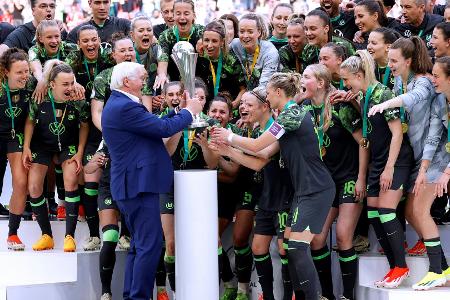 Frauen-Finale: Steinmeier überreicht den Pokal in Köln Frauen-Finale: Steinmeier überreicht den Pokal in Köln