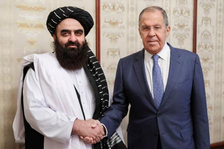 Russlands Außenminister Sergej Lawrow hatte schon vor Ende des Verbots der Taliban Kontakt mit seinem afghanischen Kollegen Amir Khan Muttaqi. (Archivbild)