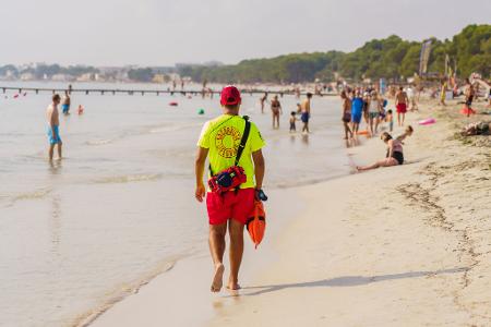 Alcudia im Nordosten der Insel ist eigentlich ein ruhigerer Ort Mallorcas. (Archivbild)