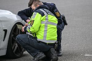 In mehreren Bundesländern will die Polizei am Karfreitag wieder verstärkt auf Straßen kontrollieren. (Archivbild)