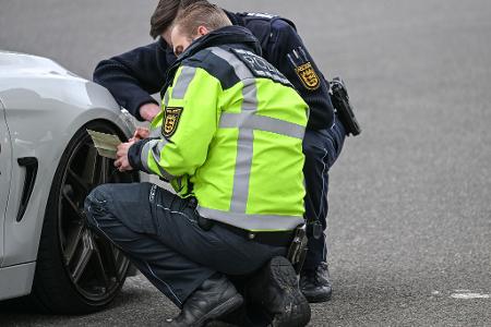 In mehreren Bundesländern will die Polizei am Karfreitag wieder verstärkt auf Straßen kontrollieren. (Archivbild) In mehreren Bundesländern will die Polizei am Karfreitag wieder verstärkt auf Straßen kontrollieren. (Archivbild)