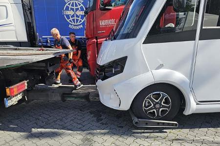 Integriertes Wohnmobil wird abgeschleppt