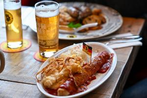 Wird die Currywurst günstiger, wenn die Mehrwertsteuer für Speisen in der Gastronomie sinkt? (Symbolbild)