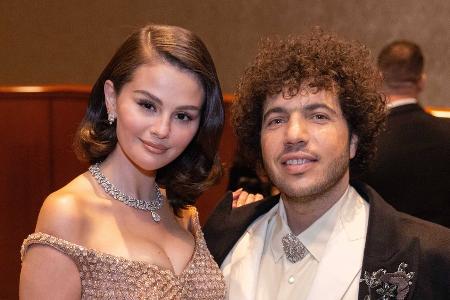 Selena Gomez sorgt mit Gleitmittel-Posting für Aufsehen Selena Gomez sorgt mit Gleitmittel-Posting für Aufsehen
