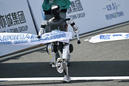 Duell Blech gegen Blut: China-Roboter geben Halbmarathon-Debüt Duell Blech gegen Blut: China-Roboter geben Halbmarathon-Debüt