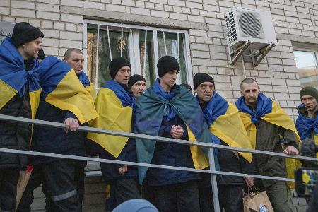 Ukrainische und russische Kriegsgefangene kommen nach Hause. (Archivbild)