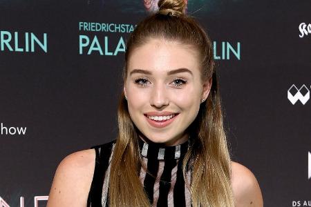 Spontane Aktion: Bianca Heinicke lässt sich Nasenpiercing stechen Spontane Aktion: Bianca Heinicke lässt sich Nasenpiercing stechen
