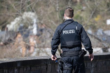 Wochenlang hatten zahlreiche Einsatzkräfte in Weilburg und Umgebung nach dem vermissten sechsjährigen Jungen gesucht. (Archivbild) Wochenlang hatten zahlreiche Einsatzkräfte in Weilburg und Umgebung nach dem vermissten sechsjährigen Jungen gesucht. (Archivbild)