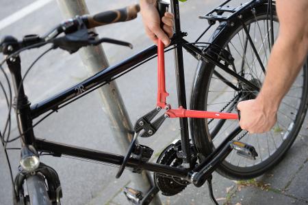 Nur eben schnell abgestellt - und zack, kann das Fahrrad weg sein. Laut den Versicherern haben Diebe ihre Strategie verändert. (Symbolbild) Nur eben schnell abgestellt - und zack, kann das Fahrrad weg sein. Laut den Versicherern haben Diebe ihre Strategie verändert. (Symbolbild)