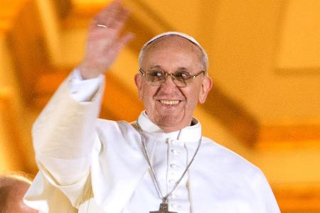 Kardinal Jorge Mario Bergoglio winkt bei seinem ersten öffentlichen Auftritt als neuer Papst Franziskus im Vatikan. Von Anfang an machte er sehr vieles anders. (Archivbild)