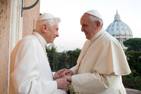 Papst Franziskus (r) folgte auf Papst Benedikt XVI, mit bürgerlichem Namen Joseph Ratzinger, nach dessen Rücktritt. (Archivbild)