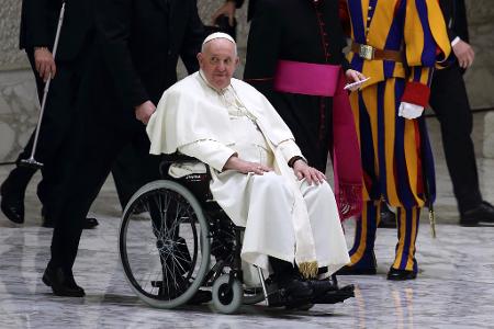 Papst Franziskus war seit einiger Zeit anzusehen, dass ihm die Gesundheit zunehmend zu schaffen macht. (Archivbild)