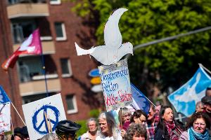 Die Teilnehmer der Ostermärsche - hier in Hamburg - wünschen sich weltweiten Frieden. Die Realität sieht anders aus.