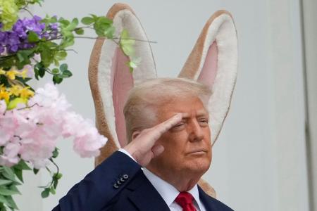 Donald Trump steht vor einem großen Osterhasen - und es sieht so aus, als hätte er sich die Ohren geliehen. Donald Trump steht vor einem großen Osterhasen - und es sieht so aus, als hätte er sich die Ohren geliehen.