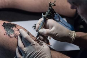 Frisch gestochenes Tattoo? Was nun tabu ist