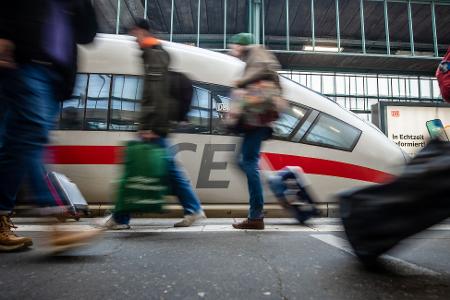Über Ostern reisen so viele Fahrgäste wie noch nie im Fernverkehr der Deutschen Bahn. (Archivbild) Über Ostern reisen so viele Fahrgäste wie noch nie im Fernverkehr der Deutschen Bahn. (Archivbild)