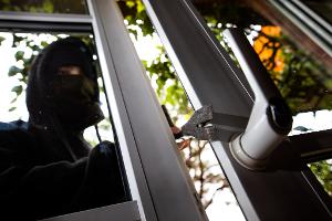 In Paderborn ist ein Einbrecher durch ein Fenster eingestiegen - und dann eingeschlafen. (Symbolbild)