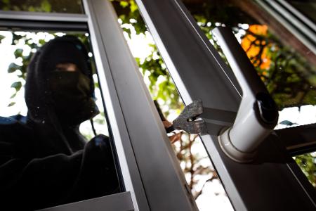 In Paderborn ist ein Einbrecher durch ein Fenster eingestiegen - und dann eingeschlafen. (Symbolbild)