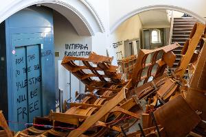 Vor dem Emil-Fischer-Hörsaal in der Humboldt-Universität türmen sich herausgerissene Stuhlreihen.