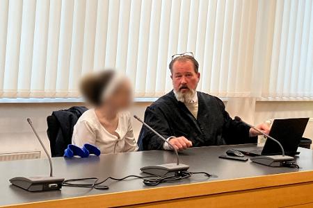 Die 26-Jährige soll ihre Tochter mit der Injektion von Keimen krank gemacht und gehalten haben. Die 26-Jährige soll ihre Tochter mit der Injektion von Keimen krank gemacht und gehalten haben.