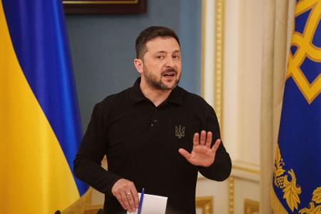 Für den ukrainischen Präsidenten Wolodymyr Selenskyj können ukrainische Gebietsabtretungen an Russland kein Gegenstand von Friedensgesprächen sein. Für den ukrainischen Präsidenten Wolodymyr Selenskyj können ukrainische Gebietsabtretungen an Russland kein Gegenstand von Friedensgesprächen sein.