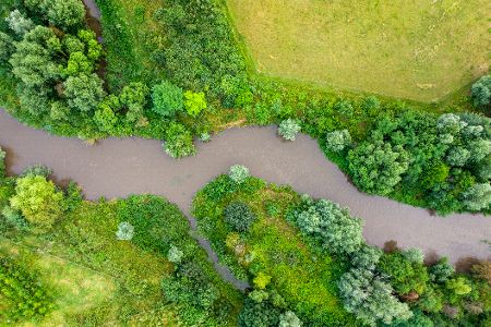 Kleiner, prall gefüllter Fluss von oben