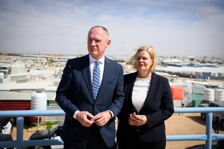 Ende März wollte Nancy Faeser (SPD), geschäftsführende Bundesinnenministerin, mit ihrem österreichischen Amtskollegen, Gerhard Karner, erst nach Jordanien und dann nach Syrien fliegen. Doch die beiden Minister brachen nach Hinweisen auf aktuelle Sicherheitsrisiken für westliche Delegationen in Syrien ihre Reise ab und flogen von Amman zurück nach Europa. (Archivfoto) Ende März wollte Nancy Faeser (SPD), geschäftsführende Bundesinnenministerin, mit ihrem österreichischen Amtskollegen, Gerhard Karner, erst nach Jordanien und dann nach Syrien fliegen. Doch die beiden Minister brachen nach Hinweisen auf aktuelle Sicherheitsrisiken für westliche Delegationen in Syrien ihre Reise ab und flogen von Amman zurück nach Europa. (Archivfoto)