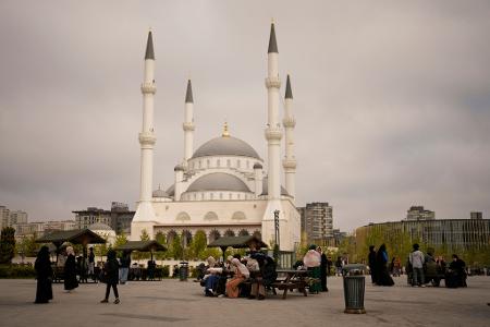Menschen in Istanbul versammeln sich im Freien nach dem schweren Erdbeben.
