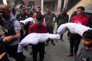 Bei einem israelischen Angriff in der Stadt Gaza hat es laut dem von der Hamas kontrollierten Zivilschutz mindestens 13 Tote gegeben.