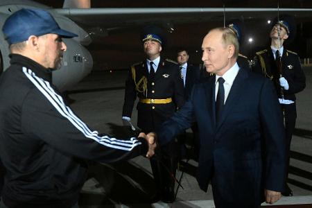 Im vergangenen Sommer kam der mutmaßliche russische Geheimagent, Wadim Krassikow, bei einem Gefangenenaustausch frei und wurde bei der Ankunft von Präsident Wladimir Putin begrüßt. (Archivfoto)