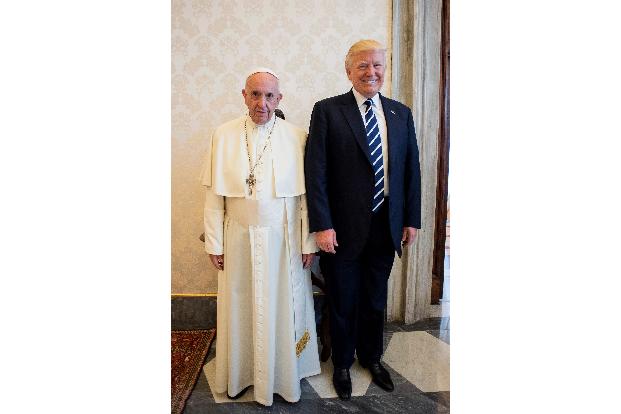 Papst Franziskus und US-Präsident Donald Trump bei einem Treffen 2017 im Vatikan. (Archivbild)