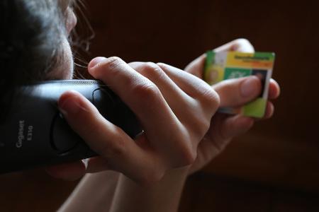 Telefonmasche: Betrüger bieten kostenpflichtige Pflegekurse oder sogenannte „Pflegeboxen“ an – meist unnötig oder völlig überteuert.