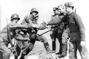 Dieses Foto vom Handschlag amerikanischer und sowjetischer Soldaten in Torgau am 25. April 1945 ging um die Welt. (Archivbild)