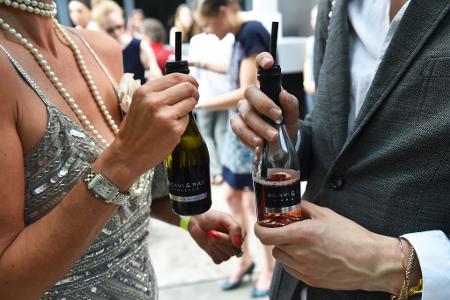 Small Talk mit Prosecco: Gäste unterhalten sich am Rande einer Modenschau in Berlin. (Archivbild) Small Talk mit Prosecco: Gäste unterhalten sich am Rande einer Modenschau in Berlin. (Archivbild)