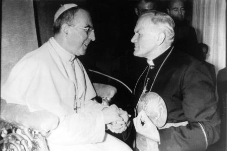 Papst Johannes Paul I. (links) starb nach nur 33 Tagen im Amt. Sein Nachfolger wurde der Pole Karol Wojtyla (Archivbild). 