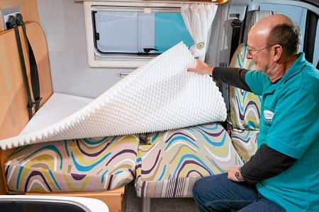 Umbaubett mit einer Noppen-Auflage