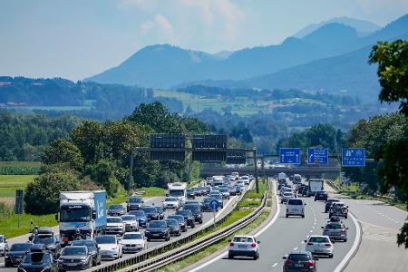 Das Urlaubsende lässt die Staugefahr wieder einmal steigen. Ganz schlimm werde es aber nicht, glaubt der ADAC. (Archivbild) Das Urlaubsende lässt die Staugefahr wieder einmal steigen. Ganz schlimm werde es aber nicht, glaubt der ADAC. (Archivbild)
