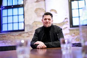 Ran an die Töpfe: Am Sonntag startet auf Vox die zehnte Staffel von "Kitchen Impossible" - mit einem Stargast aus dem Ausland.