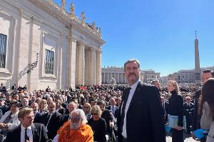 Der bayerische Ministerpräsident Markus Söder nahm an der Trauerfeier für Papst Franziskus auf dem Petersplatz teil.