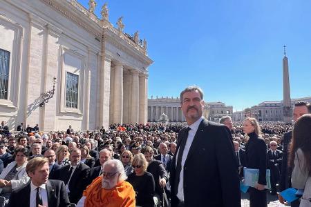 Der bayerische Ministerpräsident Markus Söder nahm an der Trauerfeier für Papst Franziskus auf dem Petersplatz teil.