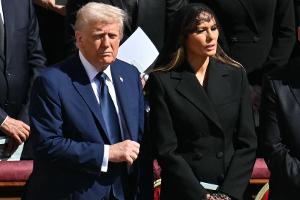 Donald Trump, Ehefrau Melania und Olaf Scholz bei Papst-Beerdigung