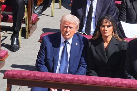 Trump trägt einen blauen Anzug.