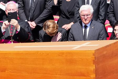 Bundespräsident Frank-Walter Steinmeier vor dem Sarg.