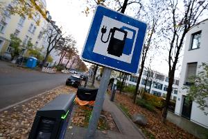 Wie viele öffentliche Ladepunkte es im Vergleich zum Bestand an E-Autos gibt, schwankt je nach Region stark (Archivbild)