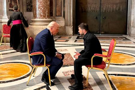 Der ukrainische Präsident Wolodymyr Selenskyj betont in Rom bei den Treffen mit US-Präsident Donald Trump, dass Kiew bereit sei zu einem bedingungslosen Waffenstillstand.